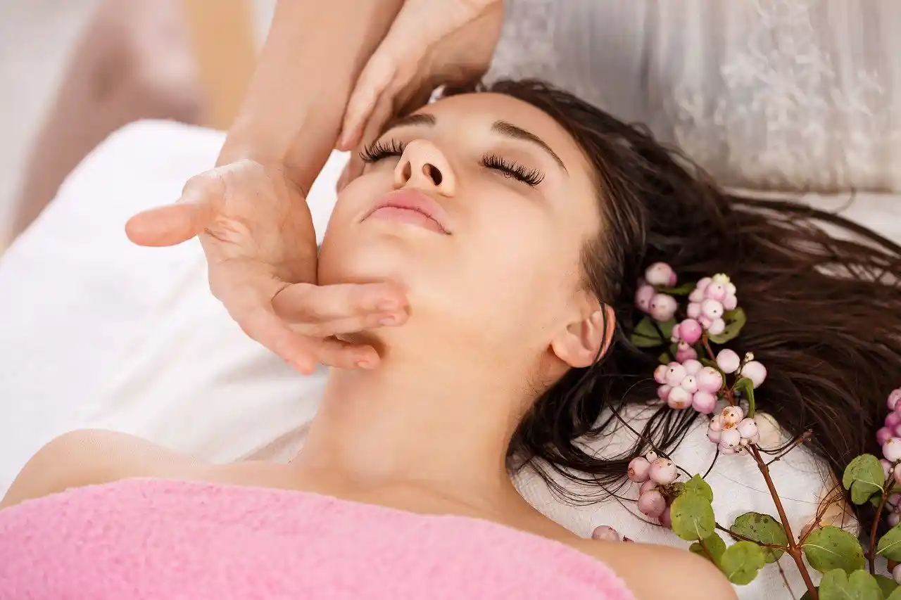 A lady receiving Reiki